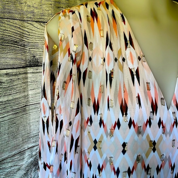 *NWOT* Silk- look V-neck top with gold metallic accents and split sleeves - Picture 4 of 7